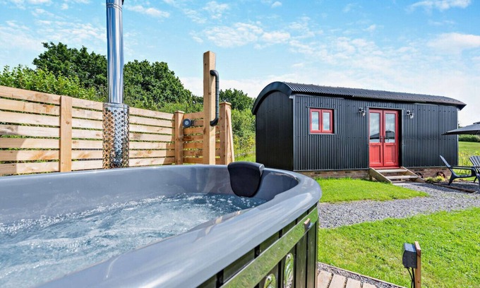 Ammanford Casa | Cwt Coch - One Bedroom House, Sleeps 2