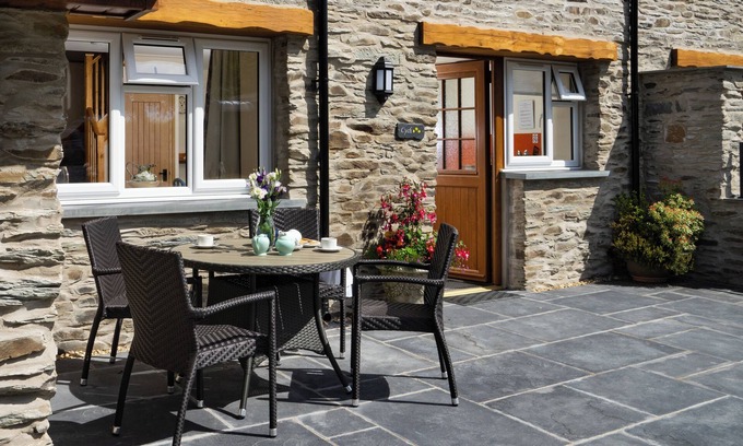 Abercych Cabaña | CYCH COTTAGE, pet friendly, luxury holiday cottage in Cenarth