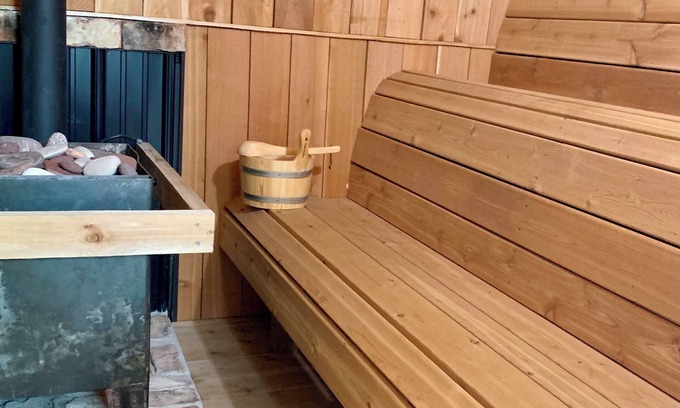 Ironwood Casa | "Dad's Garage" Cozy 2-bdrm house w/ Sauna, Fireplace, King Bed, WiFi & AC