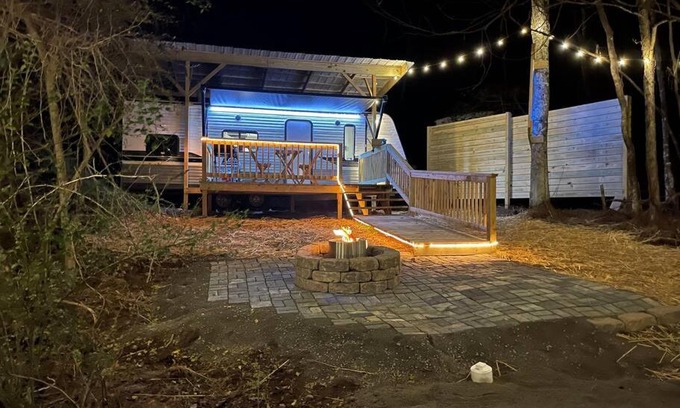 Jonesville Apartamento | Daffodil Dream Camper with Hot Tub - Movie Screen - Fire Pit - BBQ