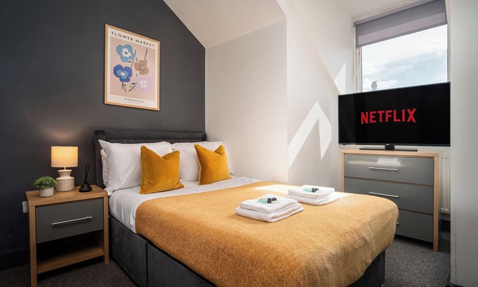 Wakefield Casa | Daisy's Loft - Private En-suite Room in Wakefield