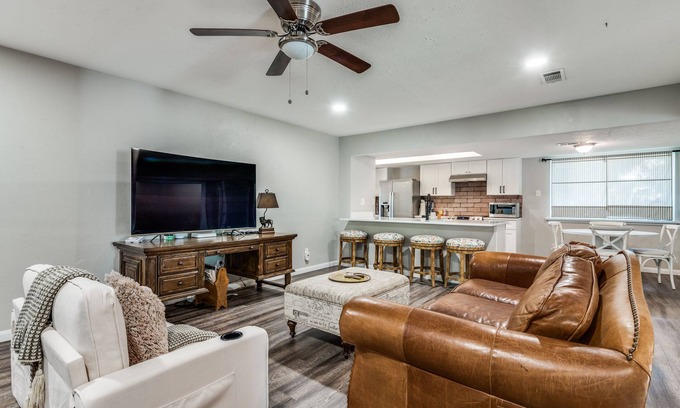 Oak Cliff Casa | Dallas 3BR, Fiber Internet + Big Yard, Sleeps 7-8