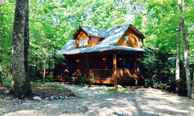 Blairsville Cabina | Dancing Bear su cabina de luna de miel con jacuzzi en el bosque