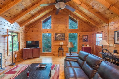 Old Fort Casa | Dancing Bears Cabin Breathtaking Sunrise Mountain Views!