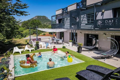 Mostuejouls Casa | DANDELION GITE SPA Gorges du Tarn piscine jacuzzi rivière vue exceptionnelle villa nature design