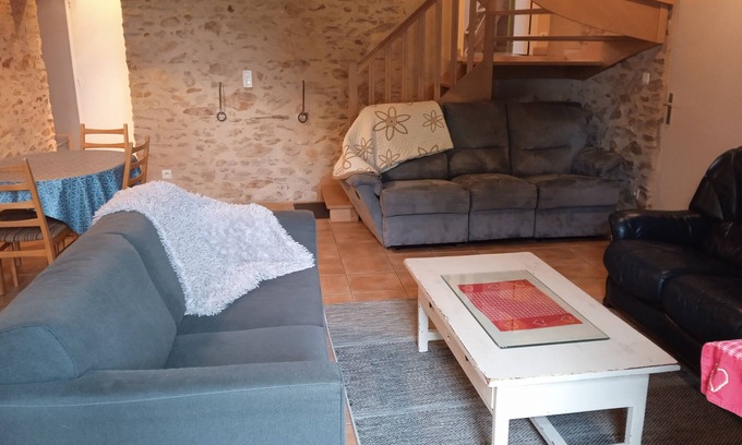 La Jaille-Yvon Casa | Dans une Superbe Demeure en Pierre LE Logis