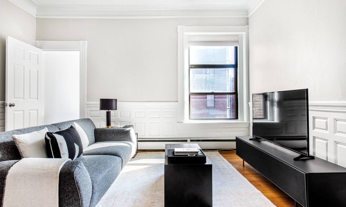 Back Bay West Casa | Dapper Back Bay 2BR, Steps from Newbury St. and Esplanade by Blueground