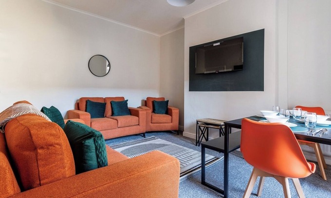 Darlington Casa | Darlington 4BD Home: Modern Comfort and Free Parking