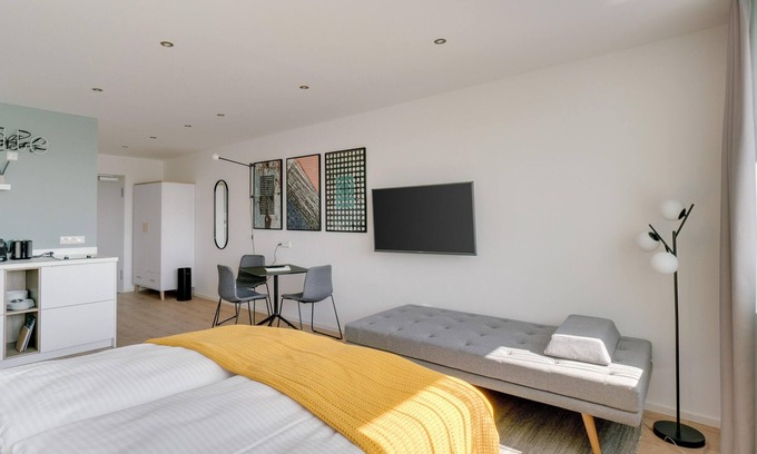 Mitte Apartamento | Darmstadt Wilhelminenstr | Suite L + Seating Area