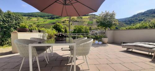 Kaimt Apartamento | Das AMBIENTE I - Unser Luxus - traumhafter Moselblick, große Terrasse, stilvolle Ausstattung, barrierefrei, Privatparkplatz, eigener Zugang zum Moselufer, 5 Min zur Altstadt