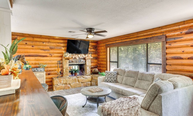 Davis Cabina | Davis Cabin w/ Fire Pit: Close to Turner Falls!