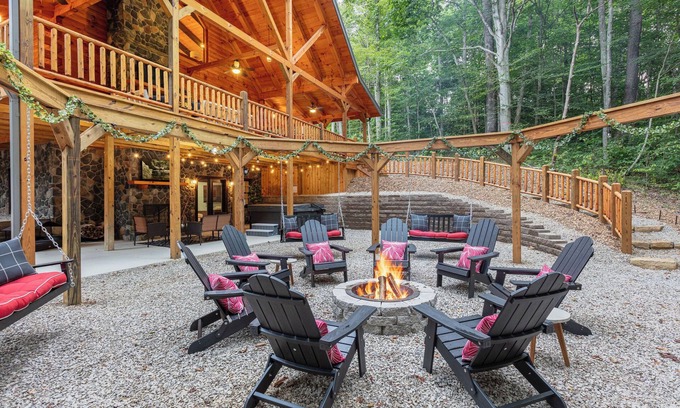 Carbon Hill Cabina | Dawley Chalet! Spectacular! Sleeps 18~HUGE fire pit area~Game room~Putt Golf