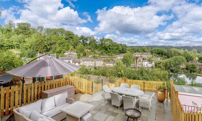 Cromford Casa | Dawns House in the Peaks overlooking the mill pond