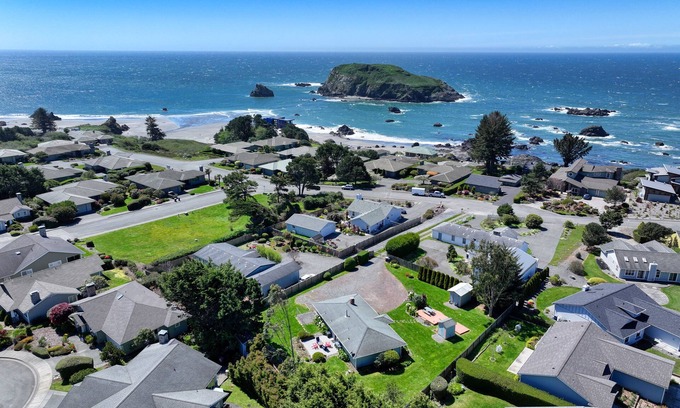 Brookings Casa | Dawson's Landing, by the beach! 5-minute walk to beach access!