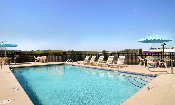 Columbus Hotel | Days Inn by Wyndham Columbus-North Fort Moore