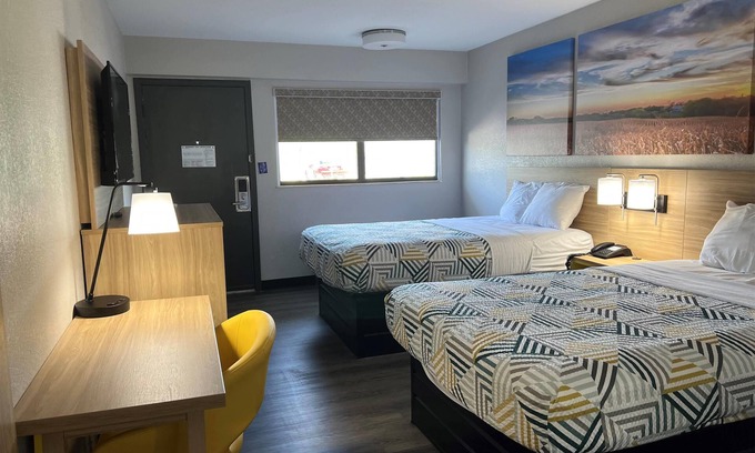 Randolph Hotel | Days Inn by Wyndham Kansas City Northeast