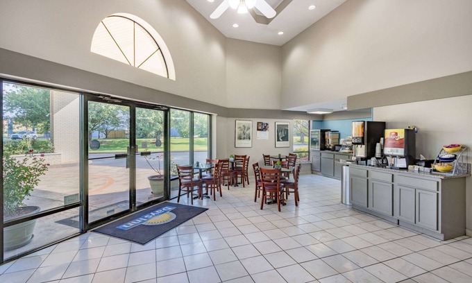 Arcadia Hotel | Days Inn by Wyndham Spartanburg Waccamaw