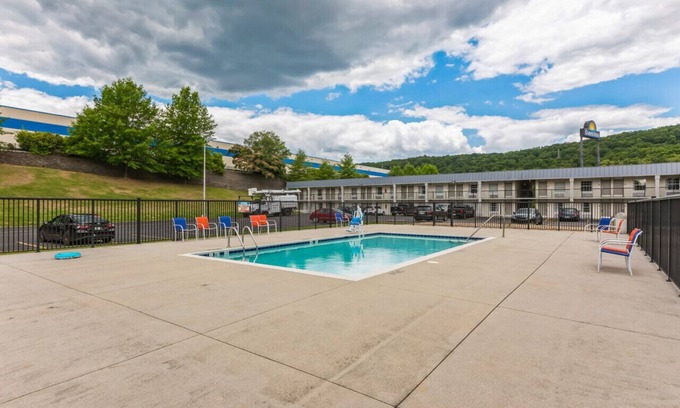 Hollins Hotel | Days Inn I81 double ded room