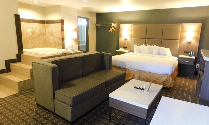 Gatlinburg Hotel | Days Inn & Suites by Wyndham Downtown Gatlinburg Parkway