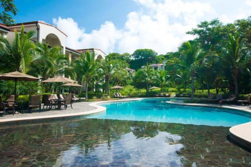 Coco Casa | Dazzling End Unit in Coco with Lots of Windows and Light Sleeps 8