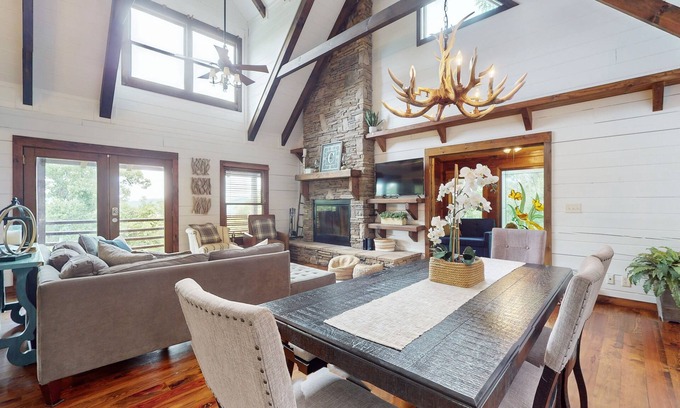 Royal Pines Casa | Dazzling retreat: 2 Suites, mtn views - 20 Min to Biltmore Estate in Asheville