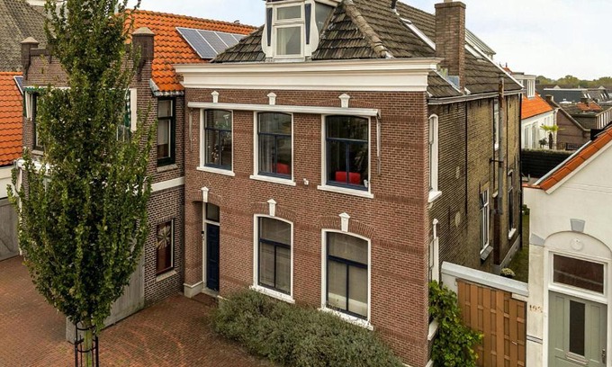 Lekkerkerk Apartamento | De Kapiteinshut aan de rivier met XL ligbad en sauna