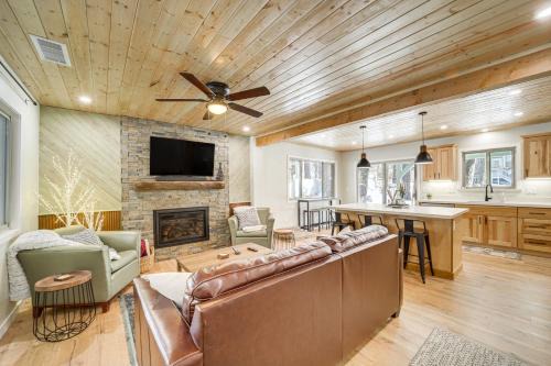 Munds Park Casa | Deck and Fire Pit Modern Munds Park Retreat!