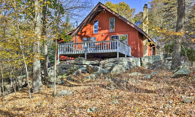 Cresco Casa | Deck and Forest Views Secluded Cresco Cabin!