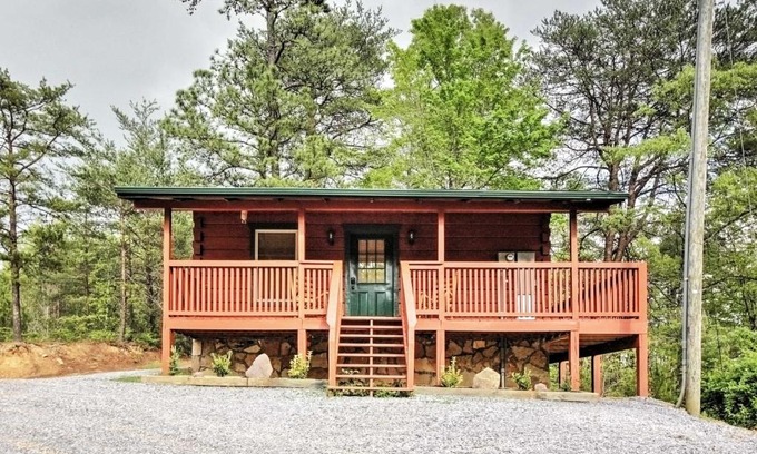 Sevierville Apartamento | Deck and Hot Tub Log Cabin Sevierville Studio!