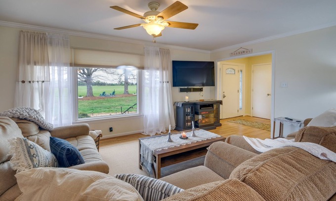 Bealeton Casa | Deck & Pastoral Views! Bealeton Farmhouse Escape