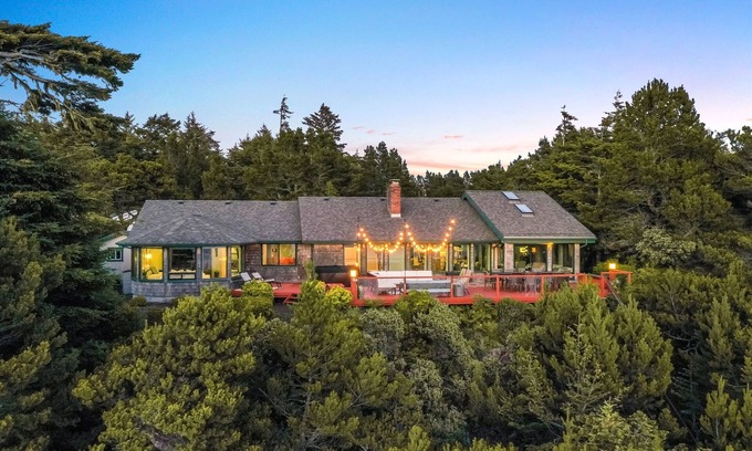 Florence Casa | Deck w/Private Beach,HotTub,FirePit @pinpointstays