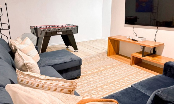 New Irving Park Apartamento | Dedicated Office, Xbox, Spacious