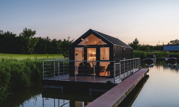 Huxley Apartamento | Deep in the Cheshire countryside, with only the bulrushes and birds for company, is this incredible