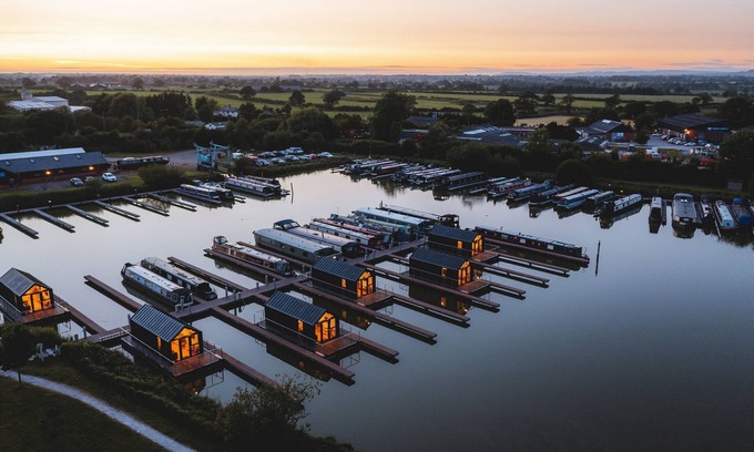 Huxley Apartamento | Deep in the Cheshire countryside, with only the bulrushes and birds for company, is this incredible