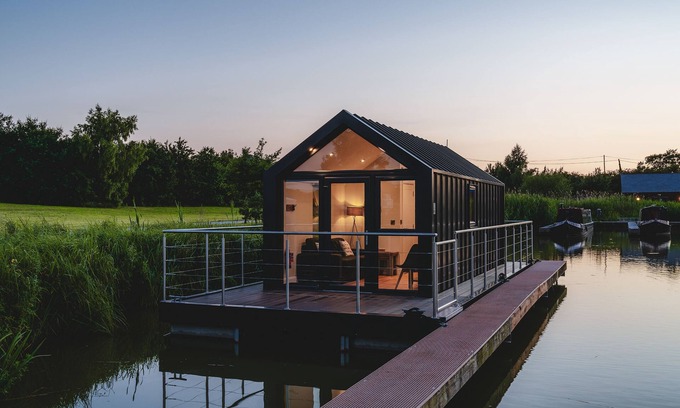 Huxley Apartamento | Deep in the Cheshire countryside, with only the bulrushes and birds for company, is this incredible
