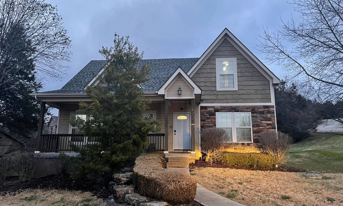 Hollister Casa | Deep Roots Den on Table Rock. Great get away location. Rare find.