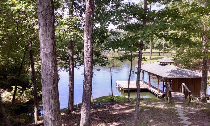 Eatonton Cabina | Quiet Cove, Deep Water Cove, WI-FI, de fácil acceso, excelente para nadar y pescar.