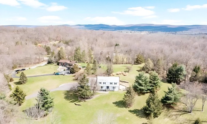 Warwick Casa | Deer Pond Ski Lodge Hot Tub Pool Table Ping Pong Wineries Legoland Mtn Creek