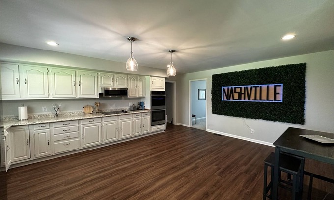 Green Hill Casa | Deer Run - 30 min to Nashville and near the Lake, 5 bedrooms & 3 Baths