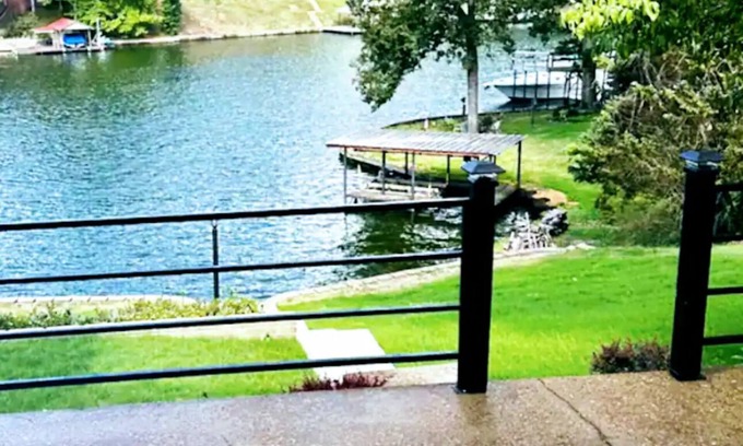 Florence Casa | "Deja Blue" Lakeview Villa w/ Luxe Master Bedroom Views