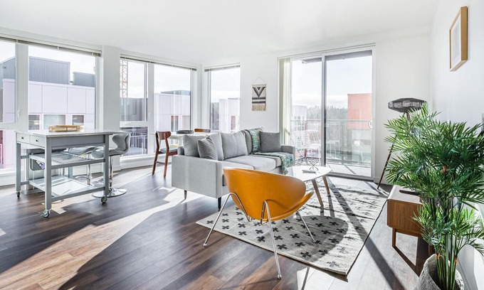 Wilburton Apartamento | Delightful 2BR in Bellevue, Gym + Pet-Friendly