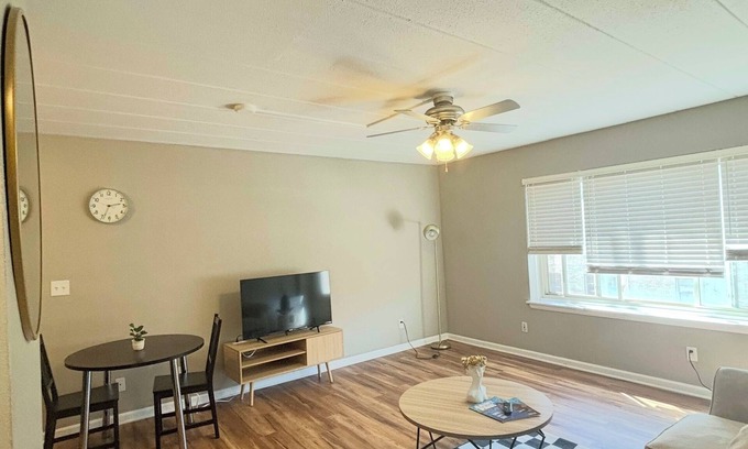 Whittier Apartamento | Delightful apartment in Central Minneapolis-Long Term Stay!