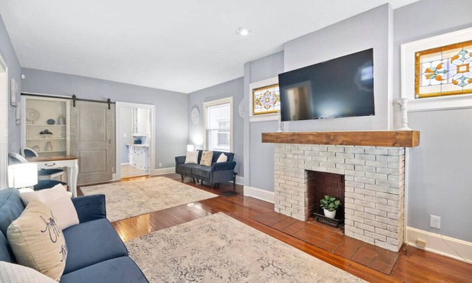 Hamilton Casa | Delightful Cozy Home/2 bed 1 Bath Sleeps 8/private