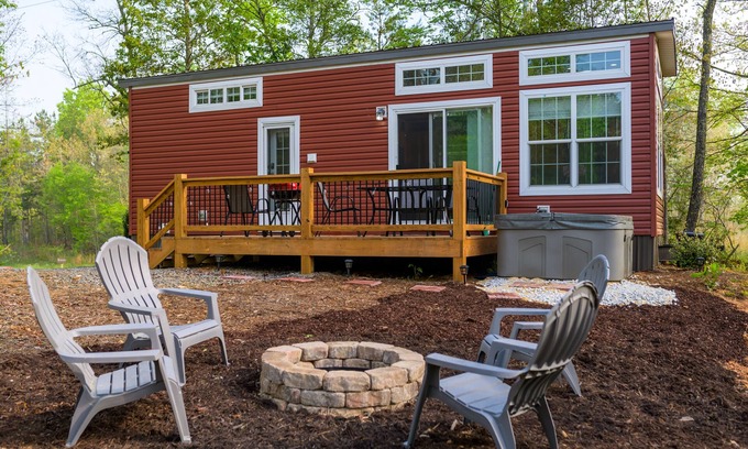 Murphy Cabina | Delightful Forest Tiny Home with Hot Tub