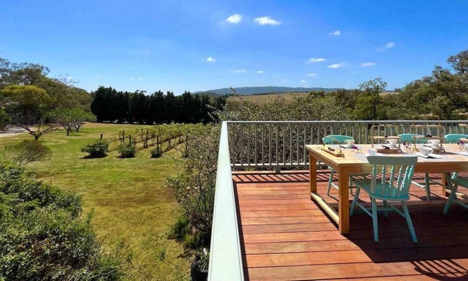 Lysterfield Otro | Delightful stays in hobby farm with mountain view