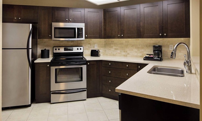 Kelowna Central Business District Apartamento | Delta Grand 2 Bedroom Condo full kitchen sleeps 6 partial lake view - Renovated