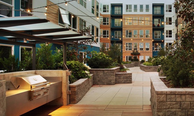 West Woodland Apartamento | Deluxe Ballard 1BR w/ Lounge, Shops & BBQ, near Dining, by Blueground