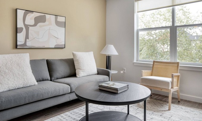 North Cambridge Apartamento | Deluxe Cambridge Alewife 1BR w/ W/D & Gym, nr Davis Sq, by Blueground