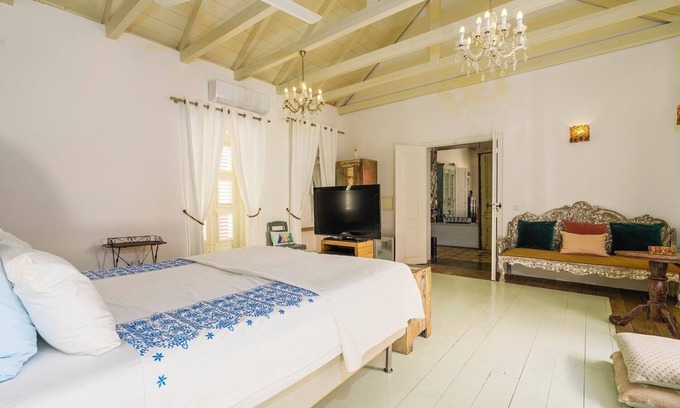Pietermaai District Hotel | Deluxe Double Room with Kingsize Bed at Villa Tokara