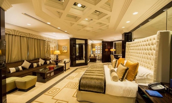 Garhoud Casa | Deluxe Double Suite Near Le Royal Club DXB Airport By Luxury Bookings